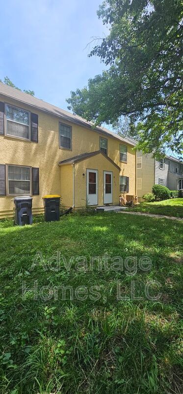 Charming 2-Bed, 1-Bath Duplex Near Brookside: Hardwood Floors, Basement, Garage, Appliances Included! property image