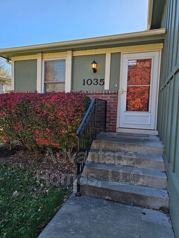Charming 2-Bedroom Duplex with Fireplace, Hardwood Floors & Private Garage property image