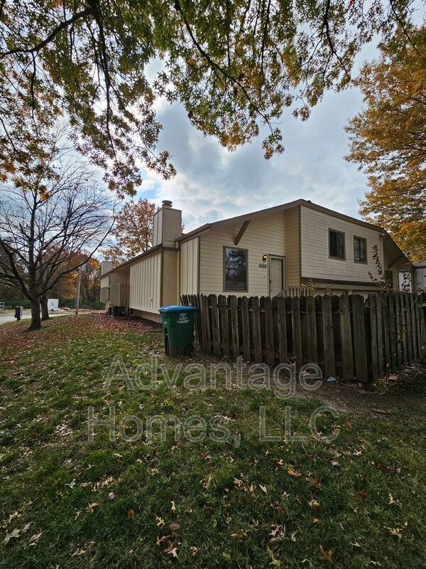 Don't miss out on this great duplex located in the desirable school district of Raytown!! property image