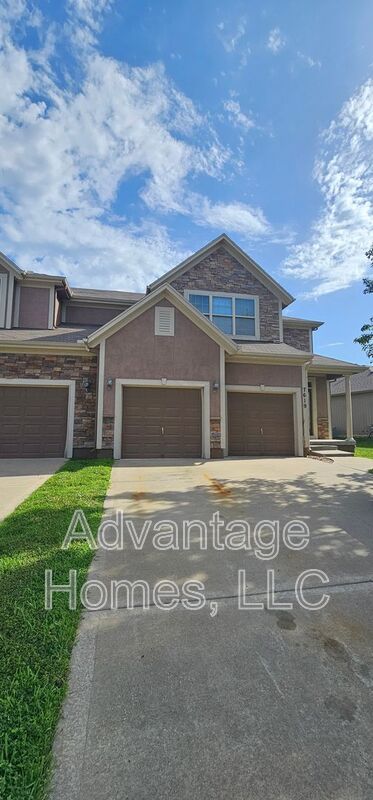 This spacious duplex is open, bright, and has everything to offer! property image