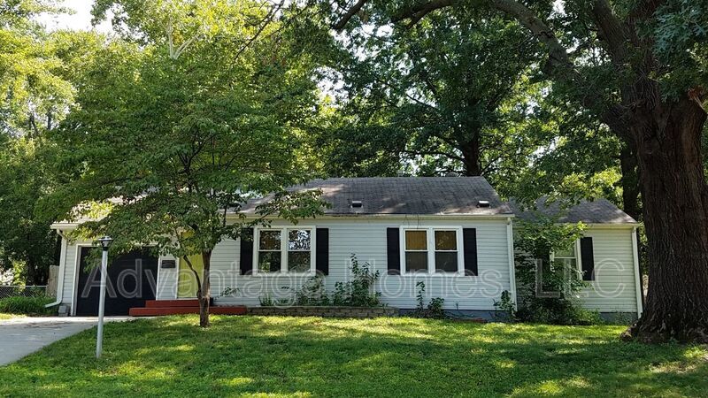 Single family home for RENT - OP Charmer w/ fenced yard! property image