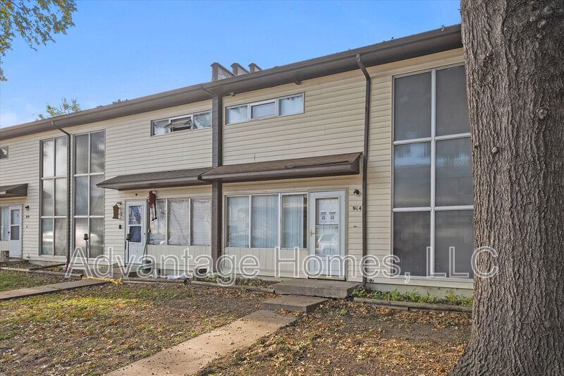 ✨ Spacious 3-Bedroom Townhome with Carport & Basement – 914 N 71st St ✨ property image