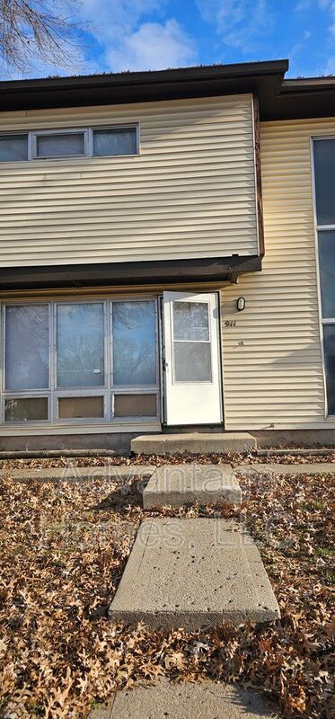 Wow! 4 bedroom renovated unit property image