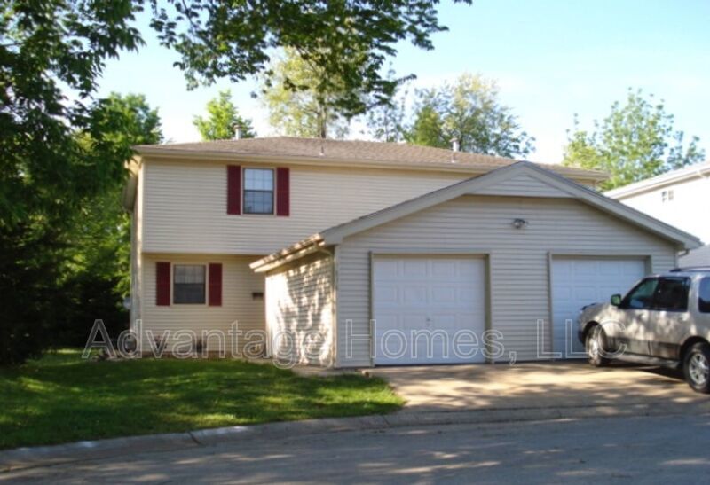 Spacious, spacious, spacious!  Great OP duplex, end of cul-de-sac next to Elementary! property image
